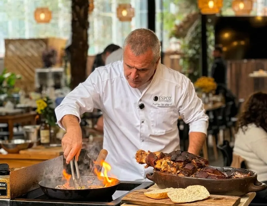 Rodrigo Barañao G., chef y dueño de Casa Espoz, cocinando con fuego frente a la parrilla